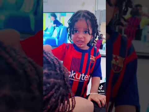 É normal uma criança ter essa atitude ??? 😂😂😂😻😻😻