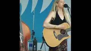 ADRIENNE YOUNG perf. FREE MAN IN PARIS at Grey Fox 08.