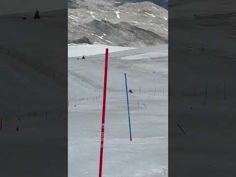 Slalom Stelvio – I Giovani Atleti Sfiorano la Neve