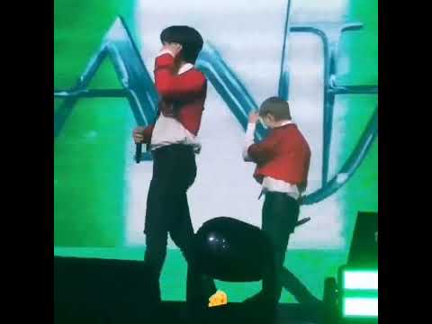 leeknow and Changbin dancing on hype boy | STRAY KIDS | MANIAC TOUR 2022