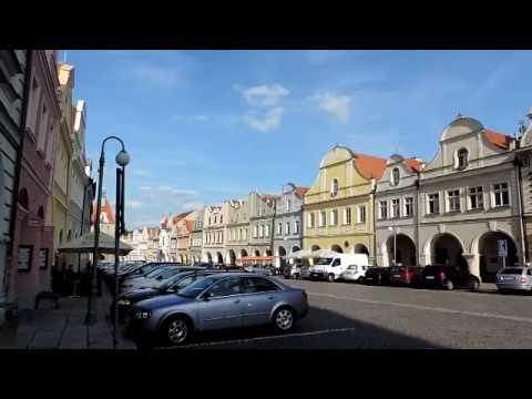 Marktplatz Domazlice-Taus mit Kirchturm, Domažlice