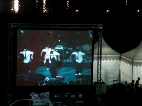 Derrick Hoh sang Wu Fa Gui Lei.