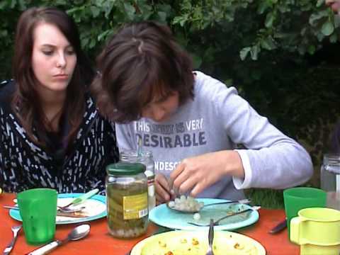 Wedstrijdje zilveruitjes eten tijdens Explorers zomerkamp