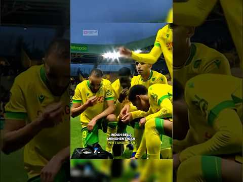 Momen pesepakbola berbuka puasa dilapangan 😊💯