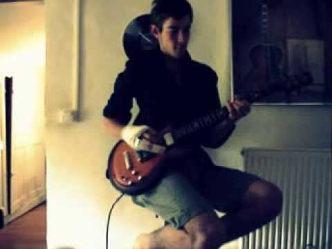 He play with one hand break ( Il joue de la guitare avec une main casser)   Parisis Luc