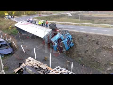 Camion rasturnat la intrare in Husi-5 nov