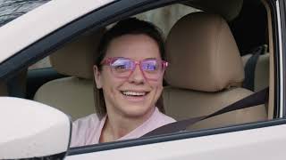  Mujer pide una small black tea no sweetener