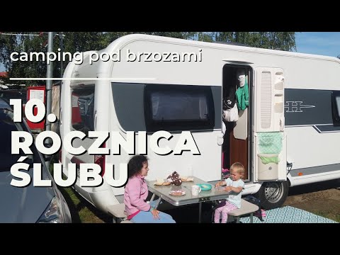Świętujemy słoneczno-deszczową 10. rocznicę ślubu na kempingu Pod Brzozami. Kinia walczy z kałużą.