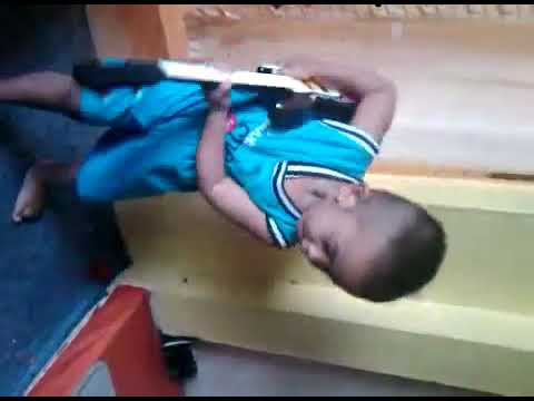 Abang wahid main gitar ..wsktu di malaysia kpg baru