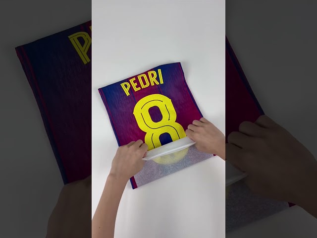 Vídeo relacionado con FC Barcelona Camiseta Blaugrana Primera Equipación Adulto Temporada 25/26, Réplica Oficial Pedri, Unisex, Talla M, Cuello Redondo, Poliéster