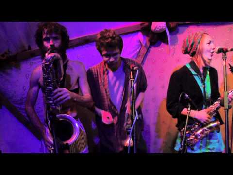 Duncan Disorderly & the Scallywags perform Smilin medley @ Small world festival