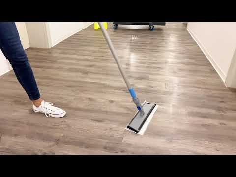 Einfache Bodenreinigung mit CleaningBox Allzweckmopps und dem Sprühmopp-Stiel