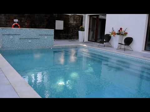 Piscina incalzita de la Hotel Elexus Predeal