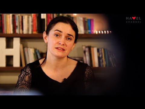 Přehrát video: Mohla by za mě esej napsat AI? || Vítěznou práci studentské esejistické soutěže čte Sarah Haváčová