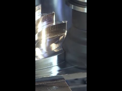 Máy CNC đang chạy