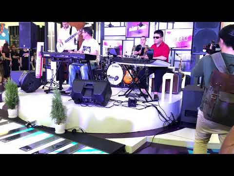 Just a two of us - Peter Baartmans and Vietnam's musicans