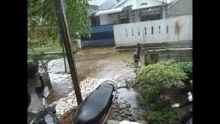preview picture of video 'Di kala hujan di Cibinong'