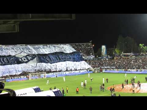 "QUILMES 0 INDEPENDIENTE 0 - Despliegue del TELÓN INDIOS KILMES" Barra: Indios Kilmes • Club: Quilmes • País: Argentina