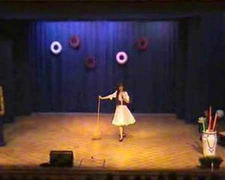 In een stoel, in een hoek bij het vuur