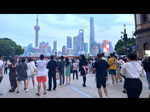 Caminhe pela animada Shanghai East Nanjing Road e Bund, fotografada em junho de 2023