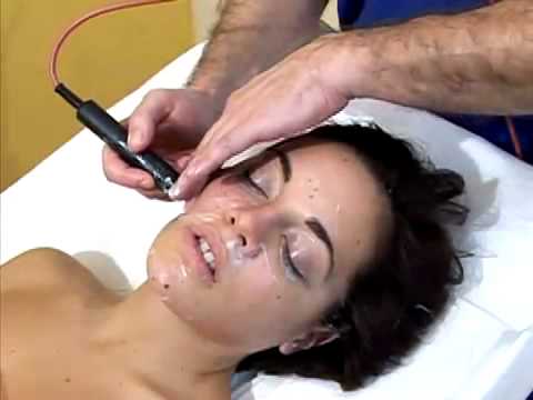 Come liberarsi da lentiggini di faccia il laser Crema con una spugna di acqua dolce da posti di pigmentary