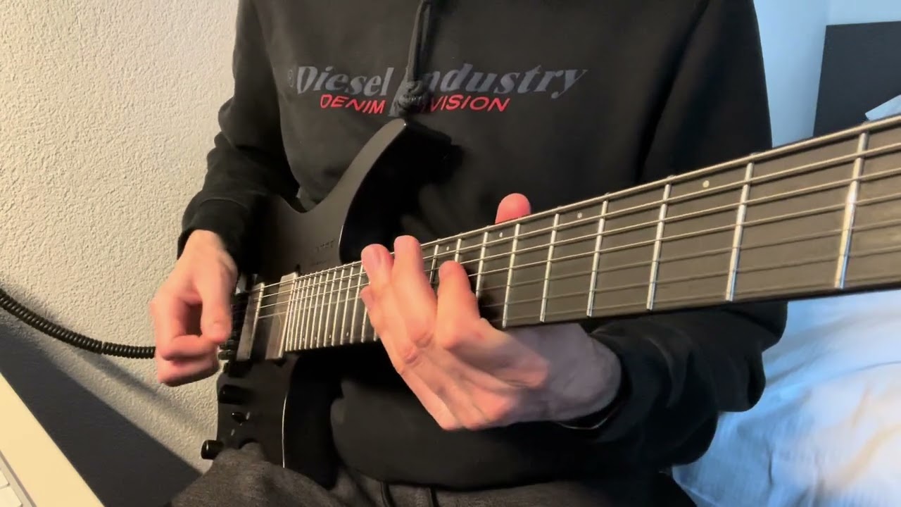 Roberto Barlocci playing the Eye of the Tiger riff on solo electric guitar