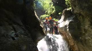 preview picture of video 'Canyoningtour Burggrabenklamm - 3 Meter Sprung im unteren Teil der Schlucht.'