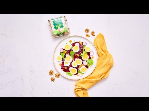 Insalata di barbabietola, uova e salsa alle noci
