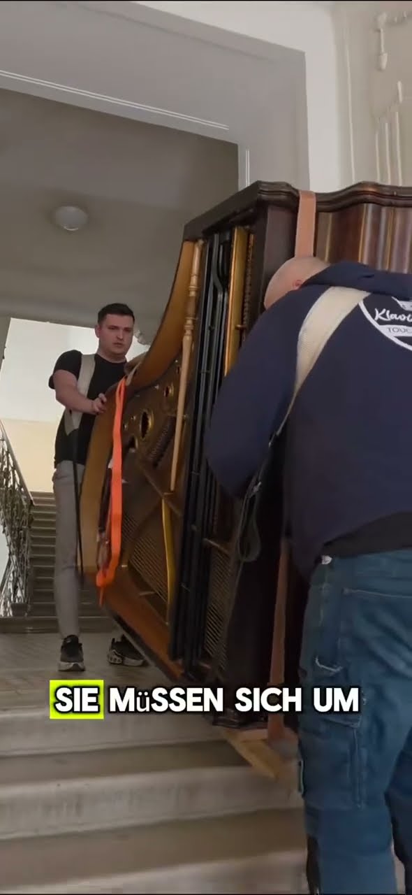 Standbild aus dem Video: Flügeltransport über eine gerade Treppe in Wien