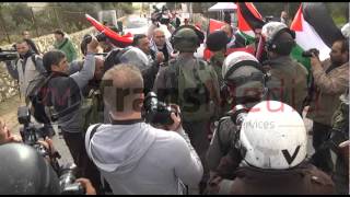 اصابة عدد من الصحفيين والمصورين الفلسطينيين اثر قمع قوات الاحتلال مسيرة الميلاد شمال بيت لحم