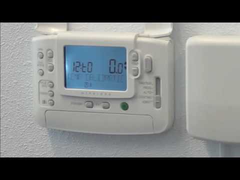 Part of a video titled Temperatuur kalibreren Chronotherm (CM900) | Honeywell Home