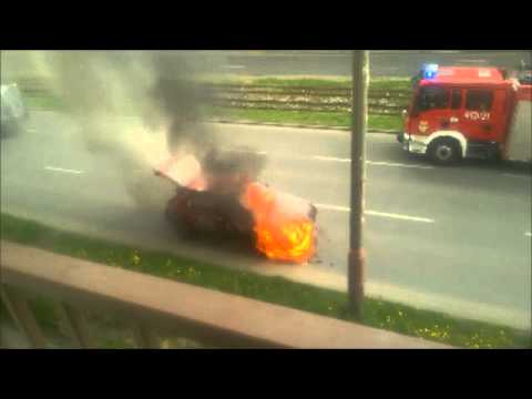 Jak szybko płonie samochód...