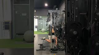 SENTADILLA BÚLGARA EN MULTIPOWER GLÚTEOS