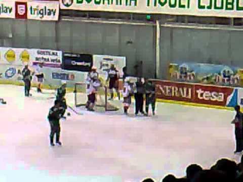 Boštjan Groznik vs Michael Siklenka fight - HDD Tilia Olimpija : EC KAC (20.1.2012)