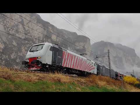 Sotto la pioggia treno Merci misto (ferro, SUV KODIAQ e VW passat, carri)