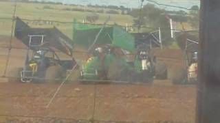 preview picture of video 'Wrens racing 320 sprintcars WA pithara speedway'