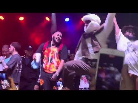 Bad Bunny cantando mercedes carota en caserío Lloren Torres 🏰