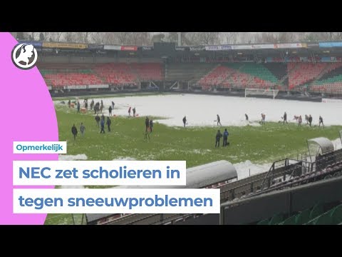 Nijmeegse schoolkinderen maken voetbalveld NEC sneeuwvrij