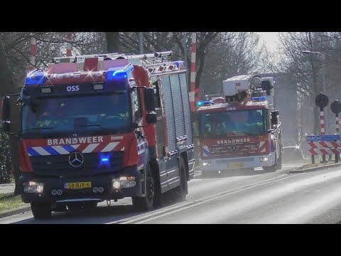 Prio 1 TS 21-3131 en HW 21-3151 met spoed naar Woningbrand in Oss