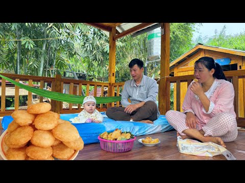 With a kind heart, DAU helped his elderly neighbor. The family happily enjoyed the donuts.
