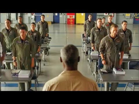 STUDENTII ISI BAT JOC DE EL fără să știe că este noul lor INSTRUCTOR și cel mai bun pilot DIN LUME