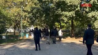 Milano, giovani in piazza Castello cantano «Noi non siamo maranza e musulmano pezzo di m...»