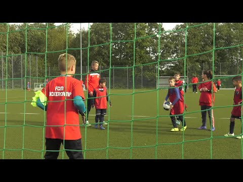Torwart Nachwuchs trainiert im Kicker-Camp des FC Mecklenburg Schwerin