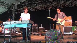 THEY MIGHT BE GIANTS BONNAROO 2010 WE LIVE IN A DUMP