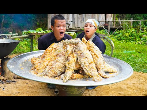 Dwarf Family Frying Whole Fish | Frying Fish in a Giant Pan | Primitive Life