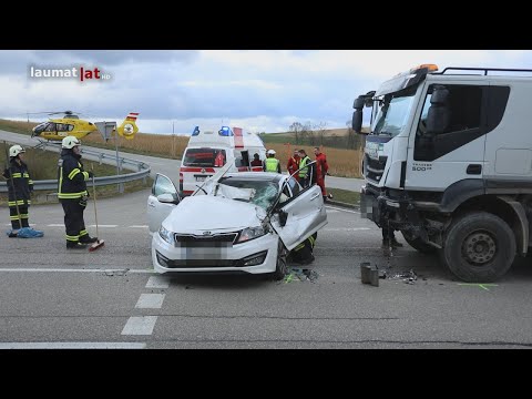 Schwerer Kreuzungscrash zwischen LKW und PKW in Allhaming