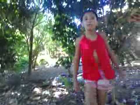 Menina dançando quadradinho de oito