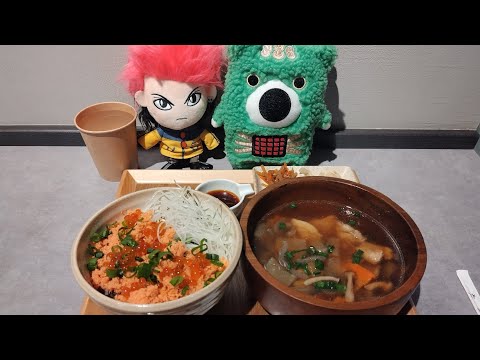 Me topé con un restaurante que vende arroz con mariscos y sopa japonesa.