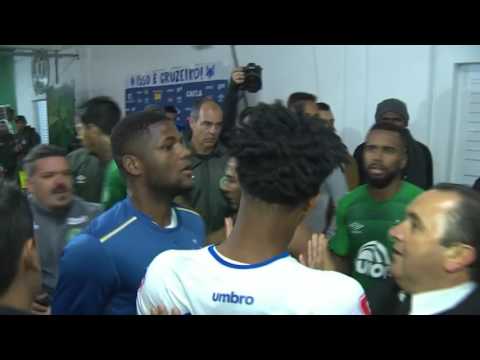 Muita confusão após o fim da partida entre Chapecoense e Cruzeiro pela Copa do Brasil