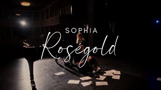 Kadr z teledysku Roségold tekst piosenki SOPHIA